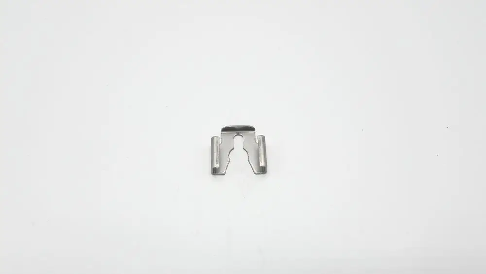 Flachfeder aus Metall in neutraler Farbe, flach und mit gezackten Enden. Einsatzzweck könnte Zubehör für Remeha-Produkte sein.